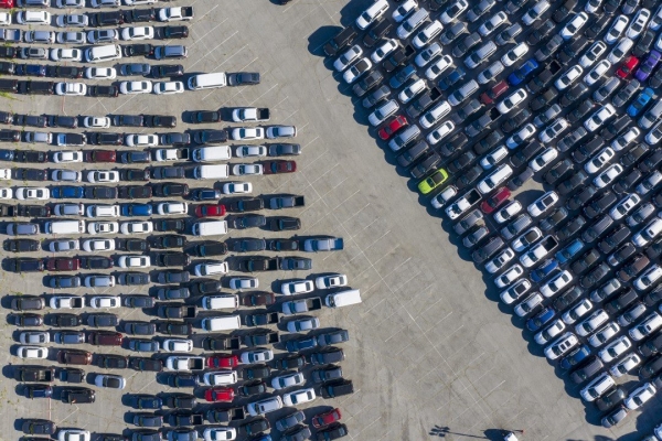 
Невостребованные: тысячи новых Toyota складируют под открытым небом
 