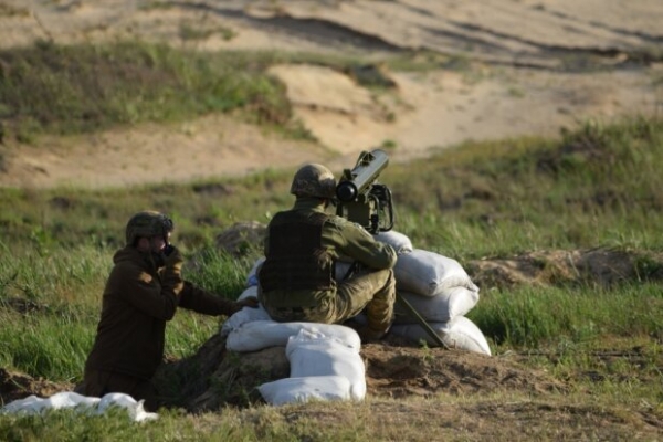 На Донбассе боевики начали сбрасывать снаряды на головы украинских героев с помощью летающих "машин" На Донбассе боевики начали сбрасывать снаряды на головы украинских героев с помощью летающих "машин"