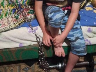 В Кривом Роге сожитель женщины посадил на цепь ее 7-летнего сына: пытался "перевоспитать"
В Кривом Роге сожитель женщины посадил на цепь ее 7-летнего сына: пытался "перевоспитать"