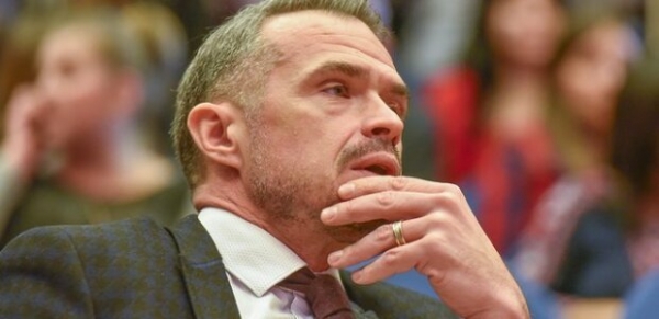Главное за ночь: арест экс-главы Укравтодора, "черный список" после захвата заложников в Луцке и "письма счастья" украинцам
