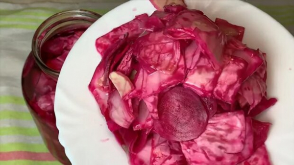 Быстрая и вкусная капуста со свеклой в банке: если огурцы и помидоры уже надоели Быстрая и вкусная капуста со свеклой в банке: если огурцы и помидоры уже надоели