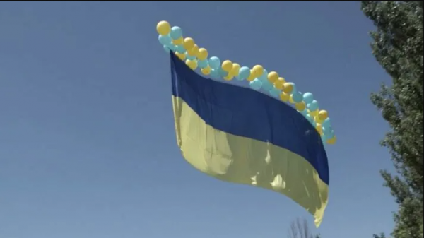 В небе над Донецком пролетел огромный флаг Украины: опубликовано видео
В небе над Донецком пролетел огромный флаг Украины: опубликовано видео
