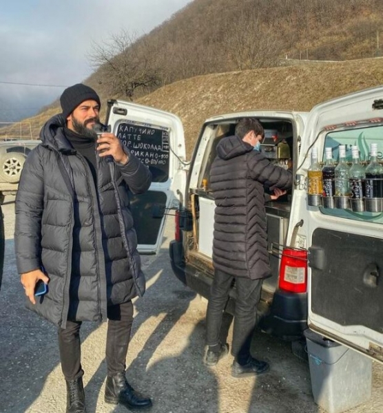 Турецкий красавчик Озчивит заблудился в горах, но нашел спасение в крепком кофе: "Этот парень счастлив..." Турецкий красавчик Озчивит заблудился в горах, но нашел спасение в крепком кофе: "Этот парень счастлив..."