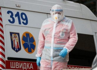 Маленькая доза может заразить много людей: названа главная опасность COVID-штамма Омикрон
