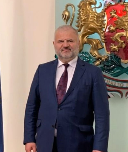"Слуги народа" оформили свой завод по законам РФ и поехали в Дубаи