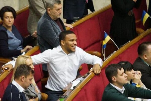 
"Использую русский": депутат "Слуги народа" отказался "нарочито" говорить на мове
 