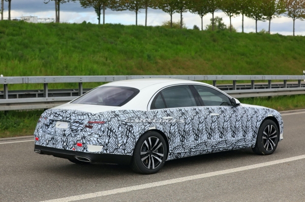 Новый флагман Mercedes-Benz покажут осенью
Новый флагман Mercedes-Benz покажут осенью