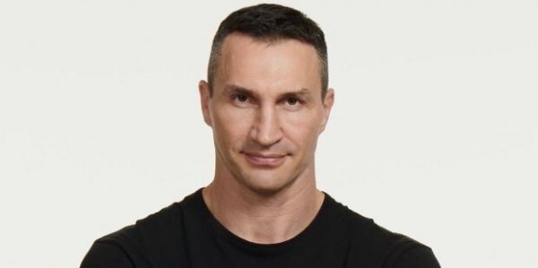 Вова Кличко уехал на фронт с "подарками", пока мэру Киева за это предъявили: "Брусчатки важнее?" Вова Кличко уехал на фронт с "подарками", пока мэру Киева за это предъявили: "Брусчатки важнее?"