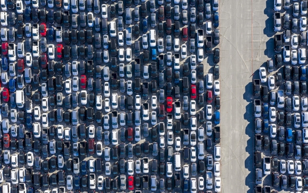 
Невостребованные: тысячи новых Toyota складируют под открытым небом
 