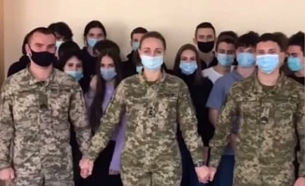 Воины ВСУ показали тех, кто не позволяет им сдаться: от мощного флешмоба ко Дню украинской армии наворачиваются слезы
