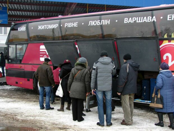 Кому из украинцев нужно становиться на консульский учет за границей