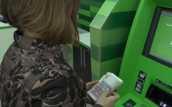 Украинцы не могут пользоваться своими деньгами, клиентка ПриватБанка расскрыла схему: "Счет заблокирован" Украинцы не могут пользоваться своими деньгами, клиентка ПриватБанка расскрыла схему: "Счет заблокирован"