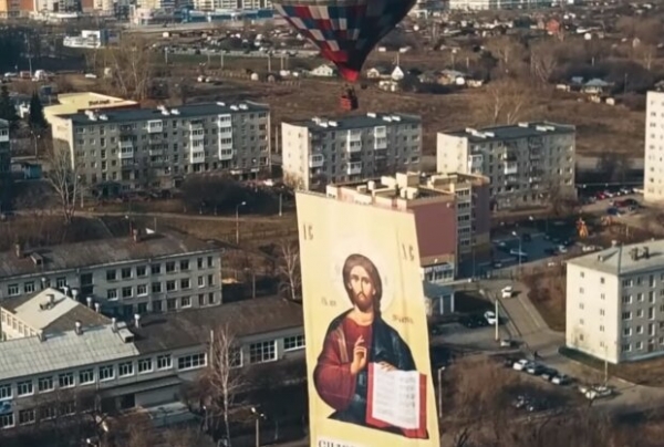Боксеры отправили воздушный шар с огромной иконой, чтобы победить главную мировую угрозу