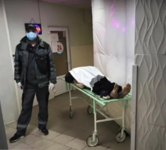 Жуткие фото из больницы: пациенты с коронавирусом лежат рядом с трупами

                        