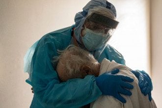 Врач объснил, почему снижение температуры при коронавирусе не повод для радости

