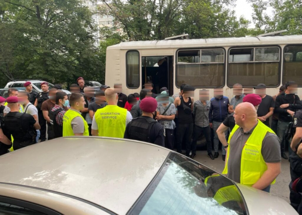 Десятки незаконних мігрантів виявлені Міграційною службою на столичному ринку Десятки незаконних мігрантів виявлені Міграційною службою на столичному ринку