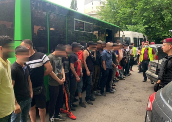 Десятки незаконних мігрантів виявлені Міграційною службою на столичному ринку Десятки незаконних мігрантів виявлені Міграційною службою на столичному ринку