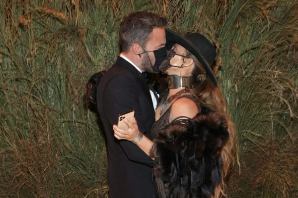 Девушка ковбоя: Дженнифер Лопес показала образ для Met Gala во всей красе Девушка ковбоя: Дженнифер Лопес показала образ для Met Gala во всей красе