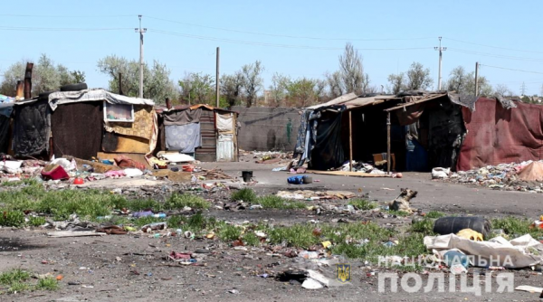 В Херсоне на мусорной свалке поселились десятки людей с малолетними детьми
В Херсоне на мусорной свалке поселились десятки людей с малолетними детьми