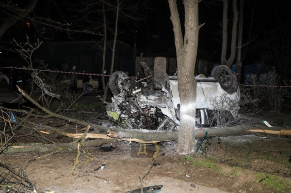 ДТП с переворотом в Одессе: авто превратилось в груду металлолома ДТП с переворотом в Одессе: авто превратилось в груду металлолома