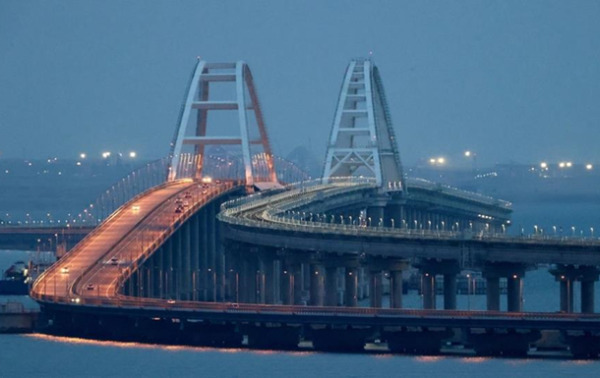 Движение по Крымскому мосту остановлено - СМИ Движение по Крымскому мосту остановлено - СМИ