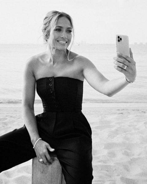 Дженнифер Лопес порадовала яркой фотосессией на пляже Дженнифер Лопес порадовала яркой фотосессией на пляже