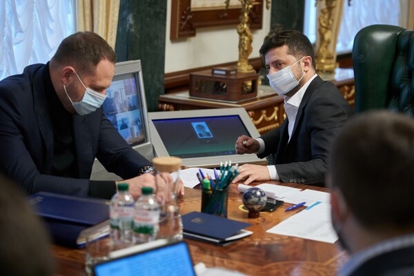 
Зеленский заявил, что рекордный спад заболеваемости COVID-19 в Украине дает надежду
 