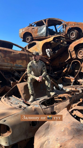 Виталий Козловский показал широкую улыбку, сидя на уничтоженных авто украинцев: "Чтобы вы вспомнили обо мне"