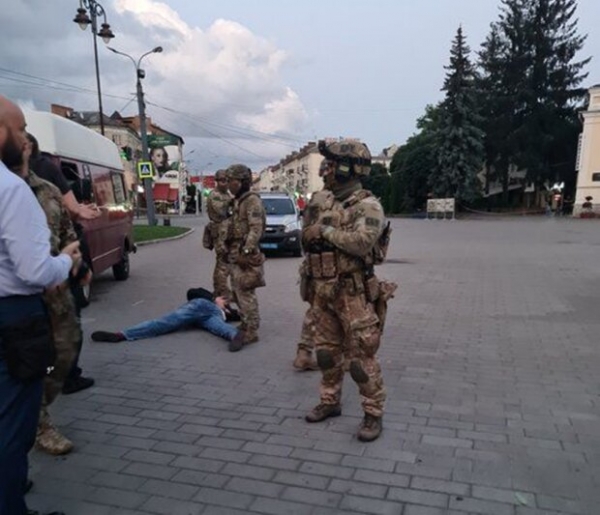 Луцкого террориста повалили на землю, заложников освободили &ndash; первые кадры