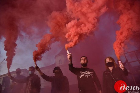 Львовяне вышли с протестом против капитуляции перед оккупантами Львовяне вышли с протестом против капитуляции перед оккупантами