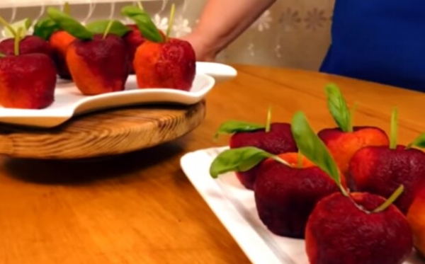 "Яблоко" из свеклы и мяса: рецепт яркой закуски на Новый год "Яблоко" из свеклы и мяса: рецепт яркой закуски на Новый год