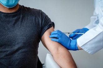 "Если вы вакцинированы, то 100% выживете": врач объяснил, почему смертность от COVID-19 "бешеная"
"Если вы вакцинированы, то 100% выживете": врач объяснил, почему смертность от COVID-19 "бешеная"