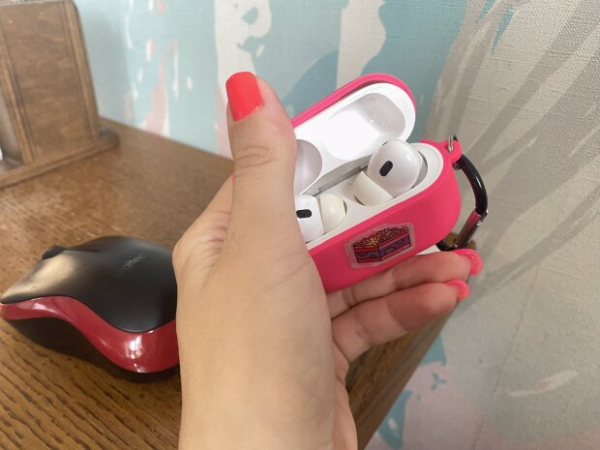 Отложите свои AirPods подальше: чем опасны наушники и как не лишиться слуха