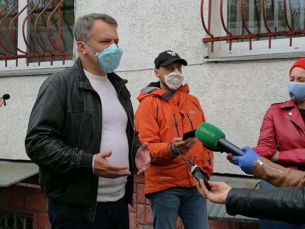 
Медики Львовщины получили от команды Порошенко партию защитных костюмов и очков
 
