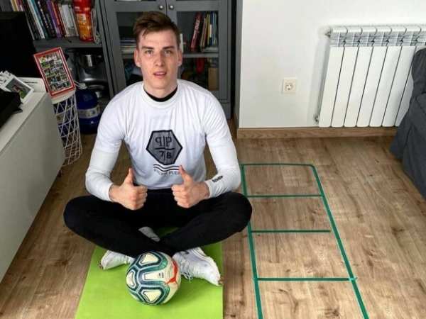 Карантин не оставил выбора - украинский игрок "Реала" осваивает игру с мячом в маленькой комнате
