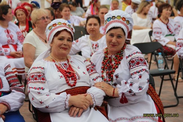 В Винницкой области 3,5 тысячи хористов исполнили "Щедрик" Леонтовича и установили национальный рекорд В Винницкой области 3,5 тысячи хористов исполнили "Щедрик" Леонтовича и установили национальный рекорд