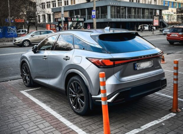 Красавчики кроссоверы: на украинских дорогах засветились новый Lexus RX 2023 и не менее крутой Mercedes GLS Brabus Красавчики кроссоверы: на украинских дорогах засветились новый Lexus RX 2023 и не менее крутой Mercedes GLS Brabus