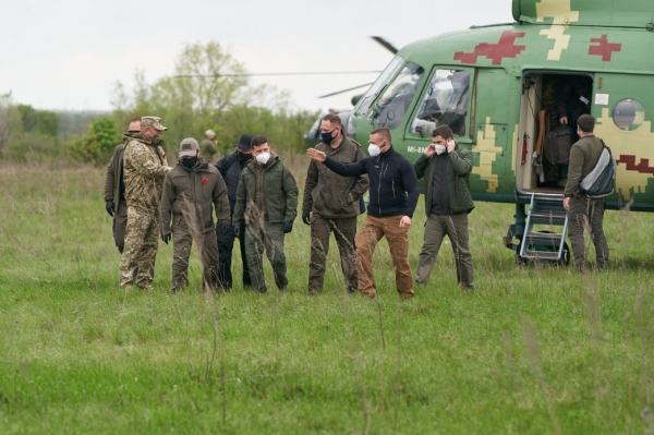 Зеленский почтил память погибших во Второй мировой, приехав на Донбасс: видеообращение
Зеленский почтил память погибших во Второй мировой, приехав на Донбасс: видеообращение