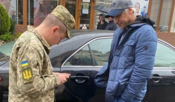 Почему ТЦК вручают мужчинам повестки на улице, а не по месту жительства Почему ТЦК вручают мужчинам повестки на улице, а не по месту жительства