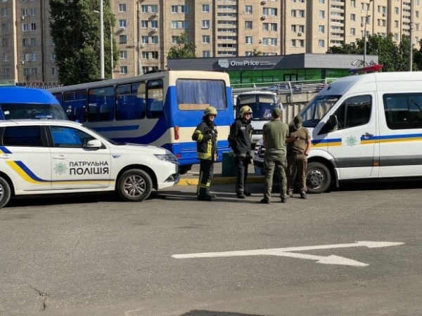 В Киеве заминировали центральный автовокзал, людей экстренно спасают В Киеве заминировали центральный автовокзал, людей экстренно спасают