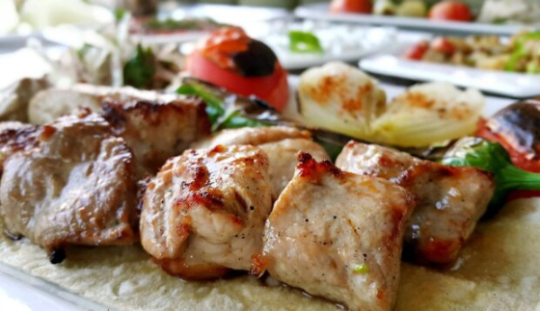 Шашлык запретили для некоторых украинцев: кому опасно есть мясо на углях Шашлык запретили для некоторых украинцев: кому опасно есть мясо на углях