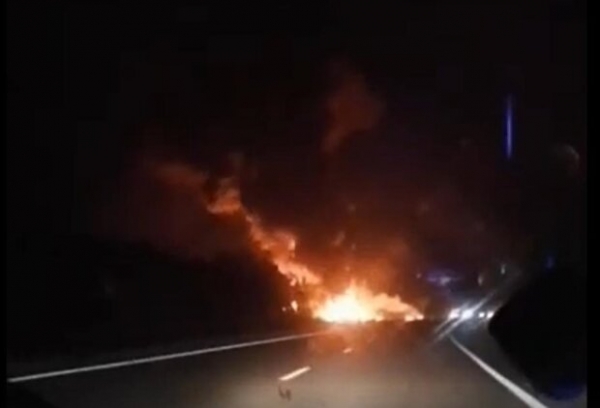 Под Харьковом упал самолет: все в огне, слышны взрывы Под Харьковом упал самолет: все в огне, слышны взрывы