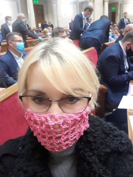 
Богуцкая похвасталась необычной маской в Раде: "авоська" насмешила сеть
 