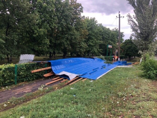 Украиной пронесся ураган - из больницы сорвало новенькую крышу Украиной пронесся ураган - из больницы сорвало новенькую крышу