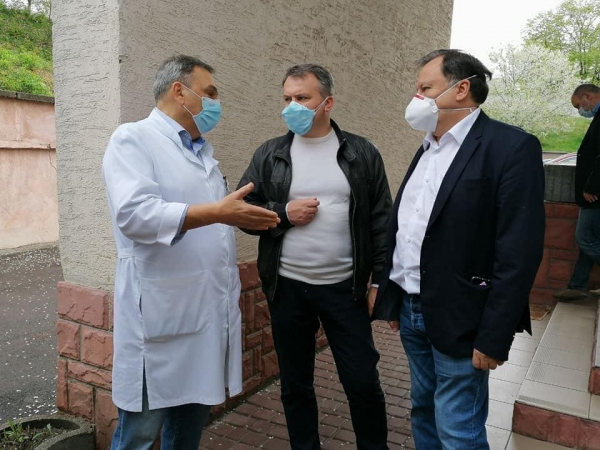 
Медики Львовщины получили от команды Порошенко партию защитных костюмов и очков
 
