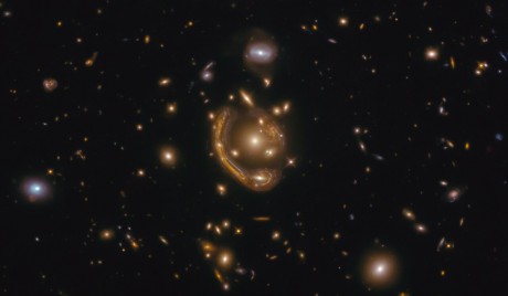 Телескоп Hubble показал самое большое кольцо Эйнштейна во Вселенной