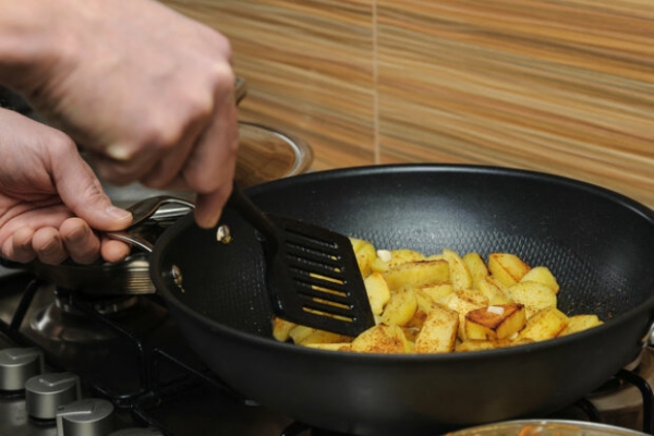 Ароматная, с корочкой - просто пальчики оближешь: как правильно жарить картошку Ароматная, с корочкой - просто пальчики оближешь: как правильно жарить картошку