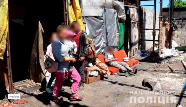 В Херсоне на мусорной свалке поселились десятки людей с малолетними детьми
В Херсоне на мусорной свалке поселились десятки людей с малолетними детьми