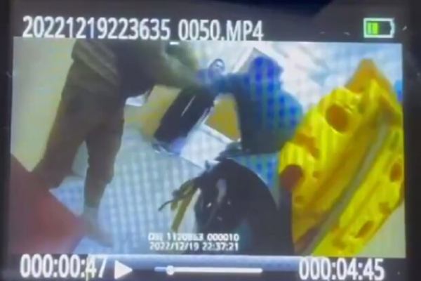 Кричал и вырывался: украинцев удивило странное поведение человека, похожего на депутата Сергея Бабака &ndash; жесткие кадры