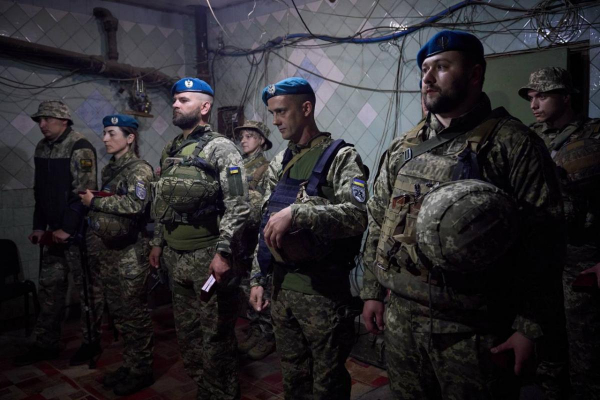 Зеленский приехал на фронт и вручил награды украинским морпехам
